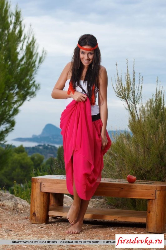 Цыганская модель покажет бритую киску