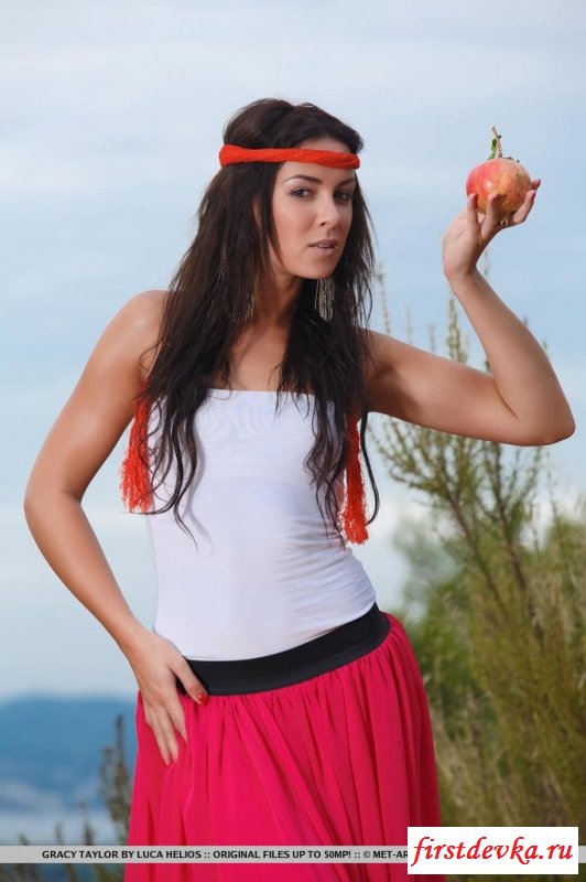 Цыганская модель покажет бритую киску