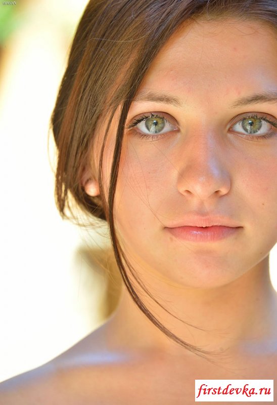 Классная деваха в коротком платье