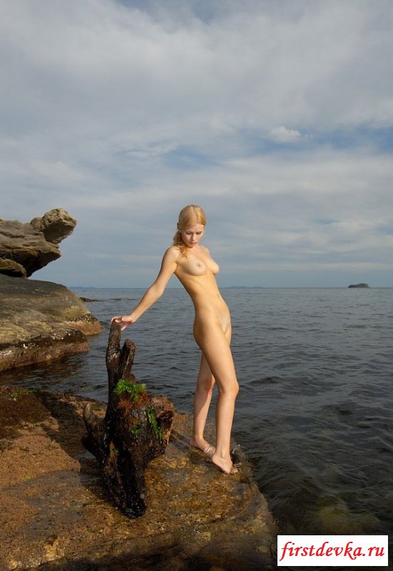 Забавная русалка загорает на пляже