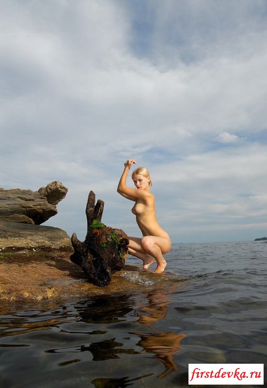 Забавная русалка загорает на пляже