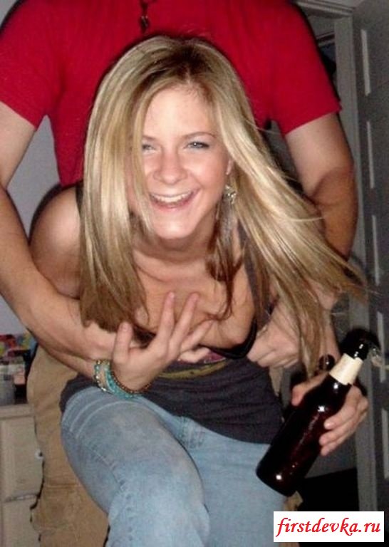 Бессовестные пьяные девушки с выпавшими сисичками