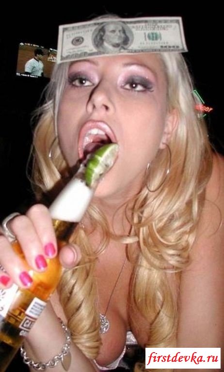 Бессовестные пьяные девушки с выпавшими сисичками