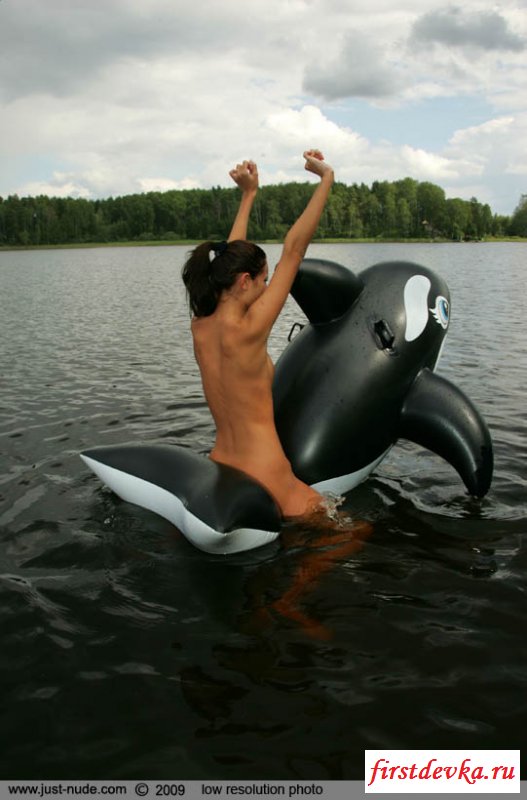 Голая брюнеточка оседлала дельфина