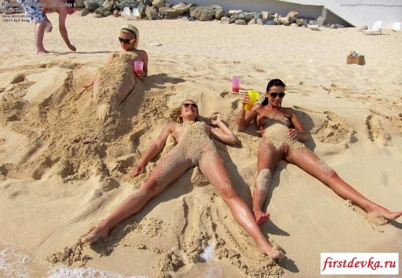Давние голые подружки на пляже