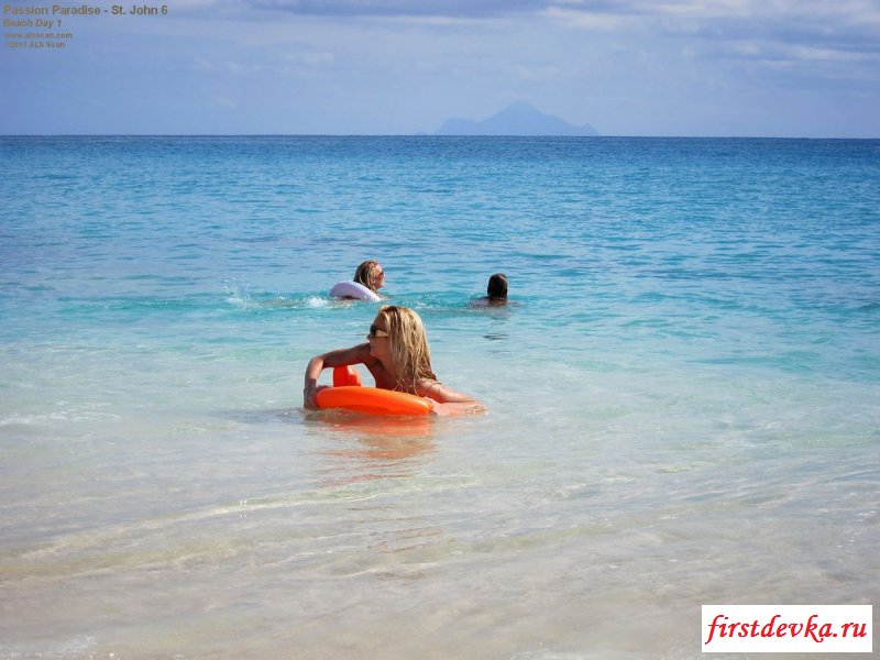 Давние голые подружки на пляже