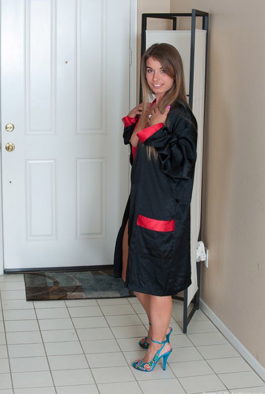 Прищепки в руках страстной извращенки