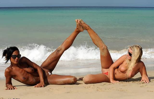 Нудисты на пляже  привлекательными попами  (15 фото эротики)