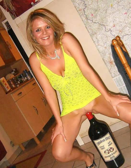 В пизде бутылка обнаженных женщин  (17 фото эротики)