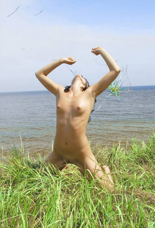 Бритая киска голой студентки на озере  (16 фото эротики)