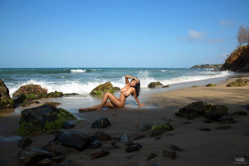 Голая модель Kendra Roll на берегу (24 фото эротики)