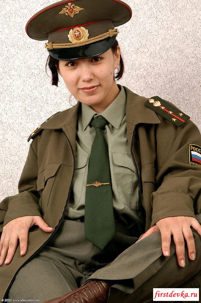 Азиаточка в военной форме обнажается Азиаточка в военной форме обнажается