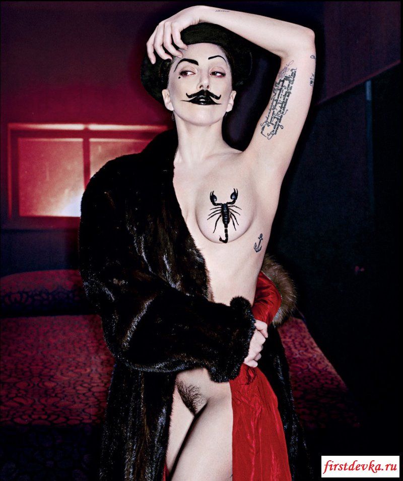 Голая Lady Gaga показывает фигуру Голая Lady Gaga показывает фигуру