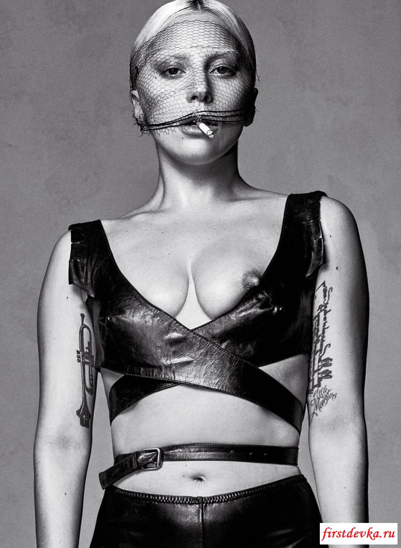 Голая Lady Gaga показывает фигуру Голая Lady Gaga показывает фигуру