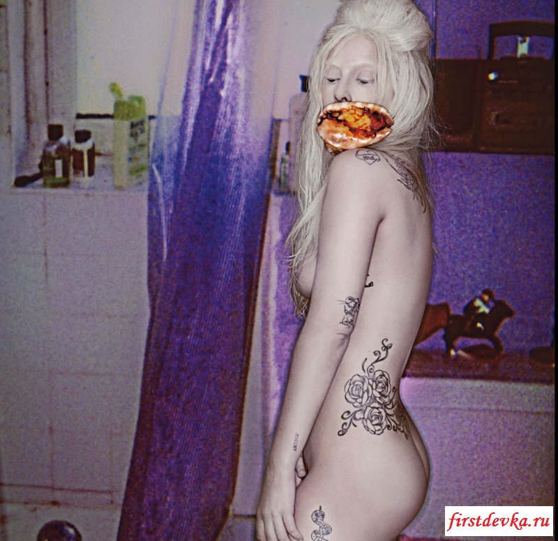 Голая Lady Gaga показывает фигуру Голая Lady Gaga показывает фигуру