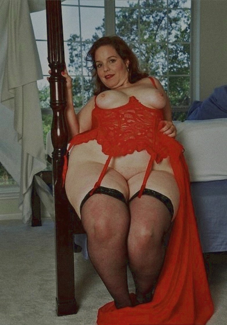 Зрелые широкие бедра в чулках