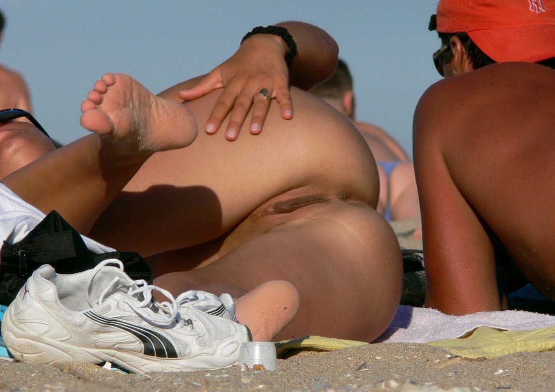 Засветилась без трусов на пляже