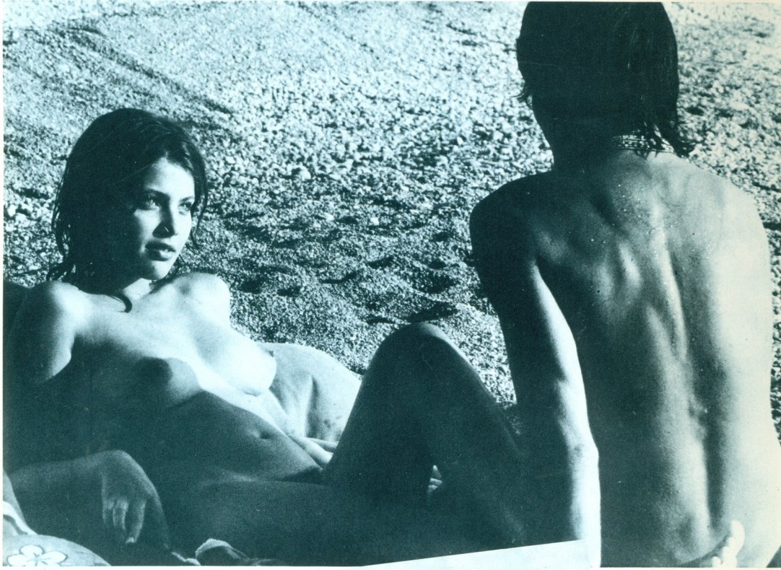 Орнелла Мути голая в "солнце на коже" (1971).