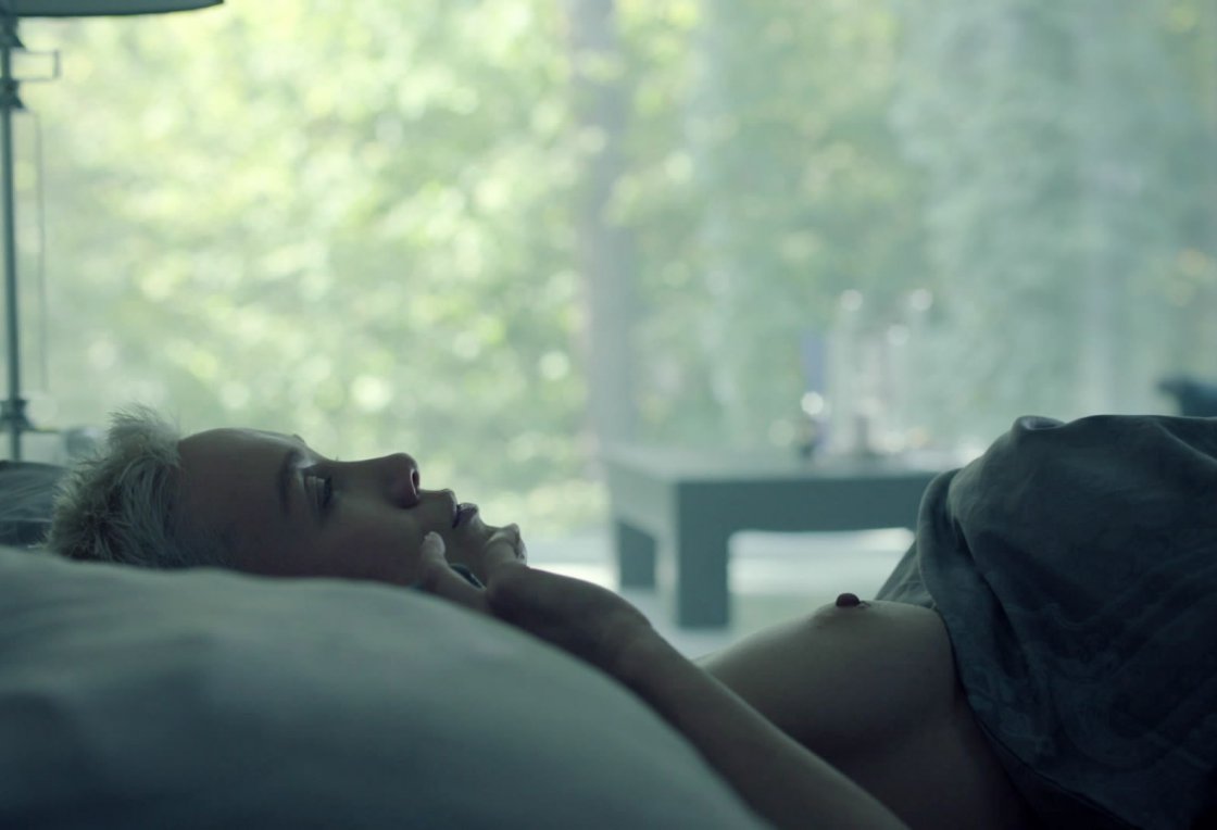 Голая Дарья Мороз в кровати