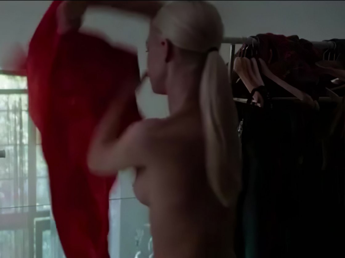 Александра Каниак грудь