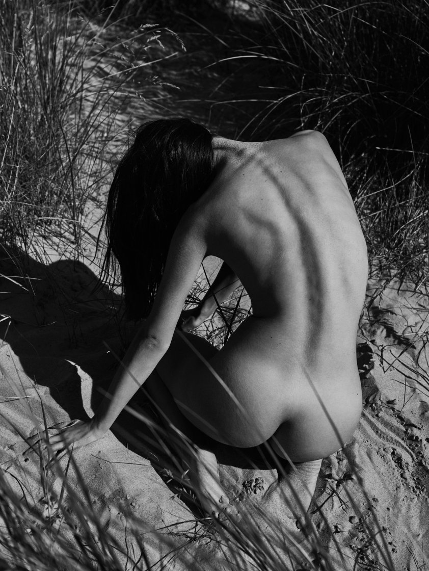 Фотосессия в стиле ню на природе