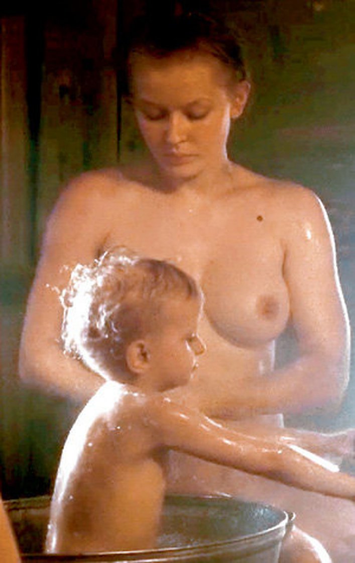 Юлия Пересильд край баня