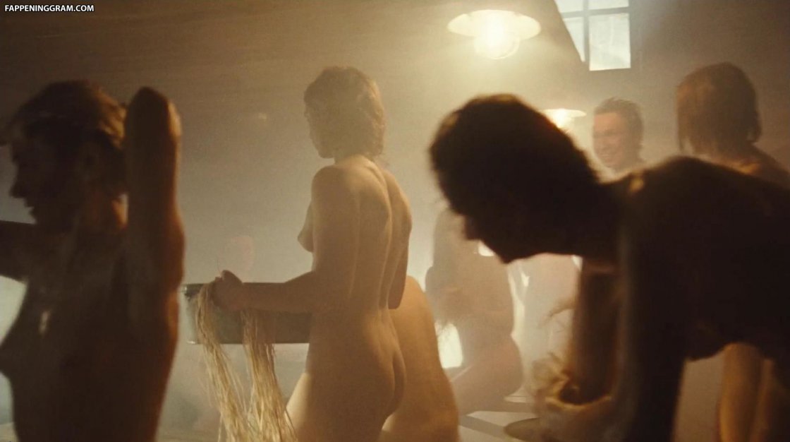 Юлия Пересильд край баня