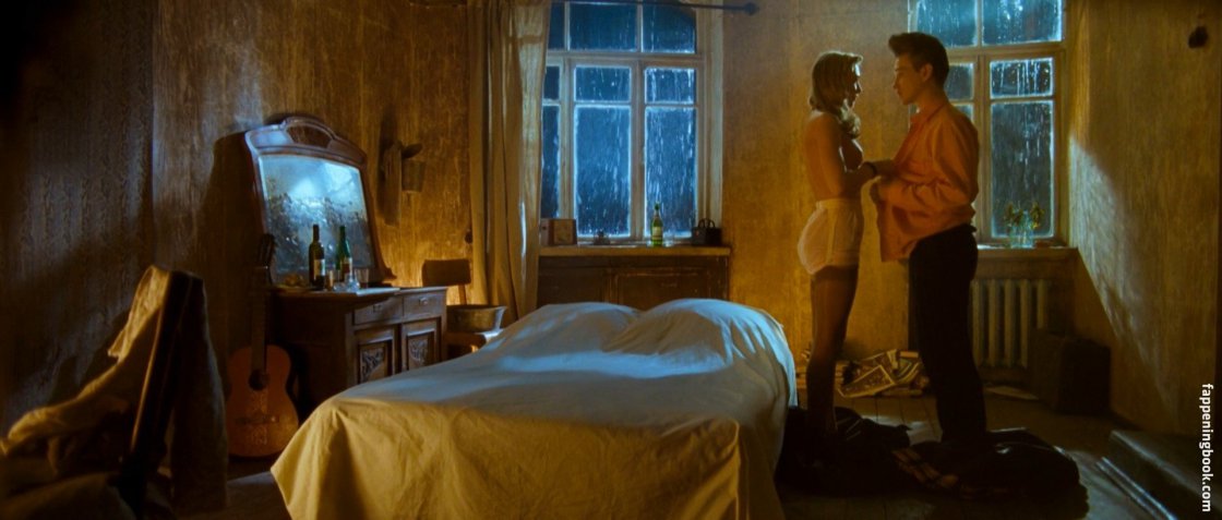 Голая Оксана Акиньшина в фильме Стиляги