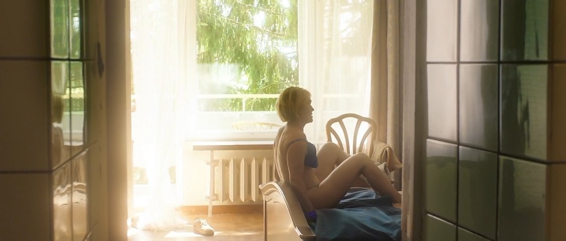 Виктория Толстоганова в фильме выше неба ню