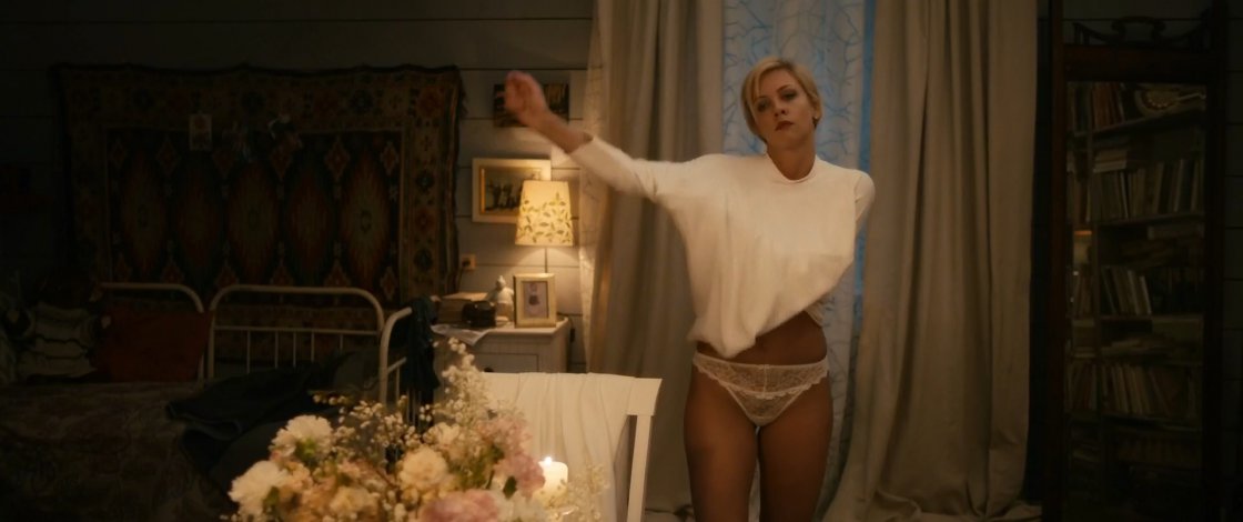 Вероника Симон на диване