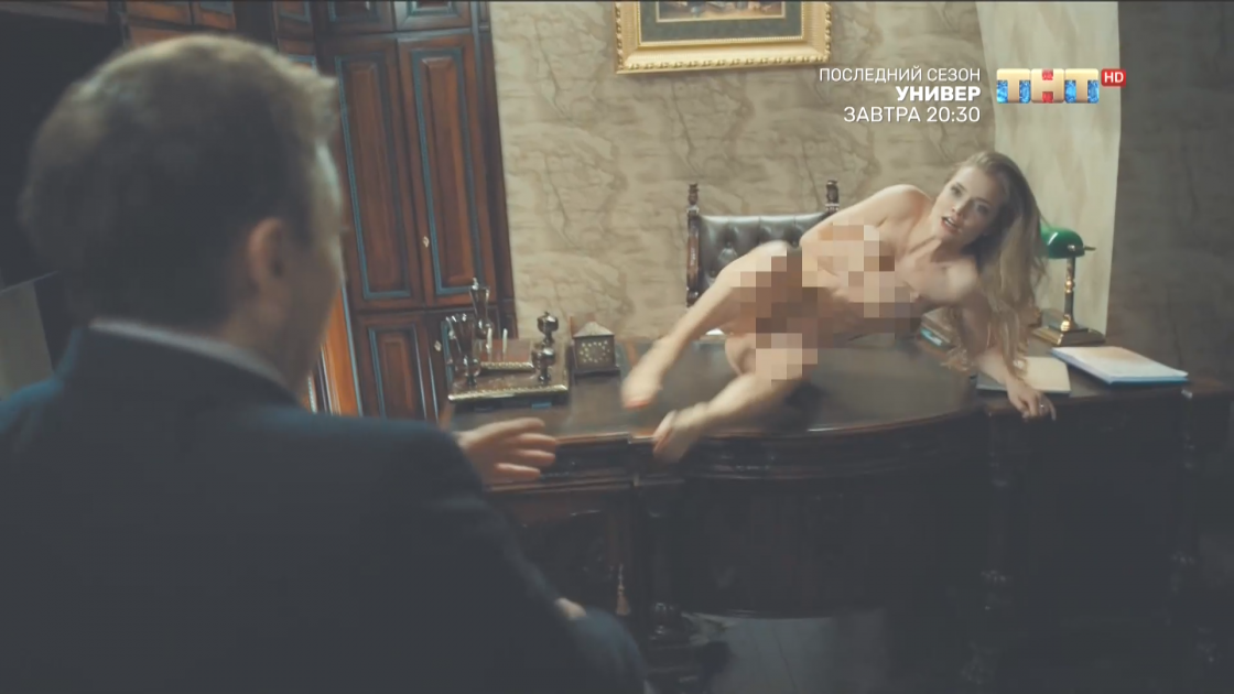 Блондинка в зеленой майке сиськи