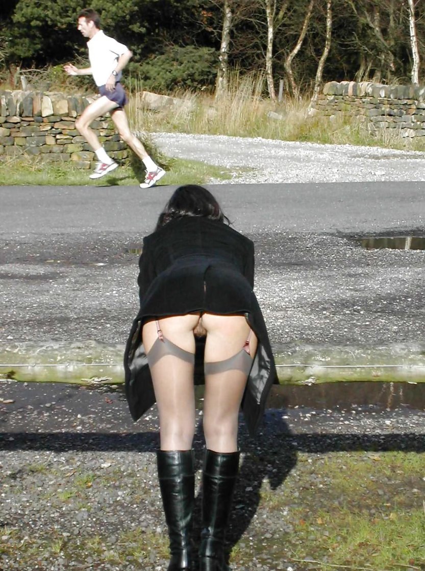 Девчонки без трусов в магазине