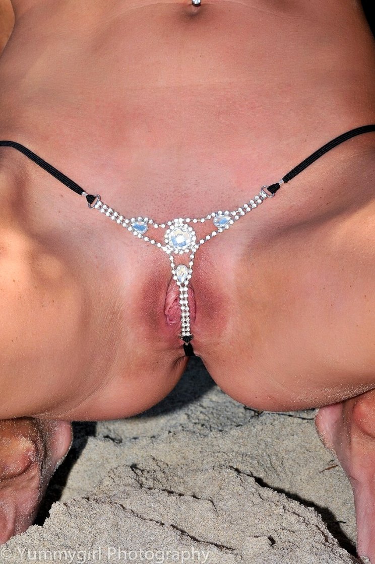 На пляже в стрингах с анальной пробкой