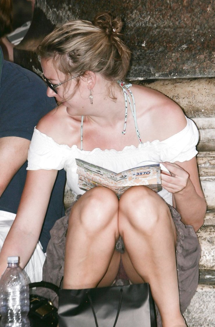 Зрелые без трусиков в машине