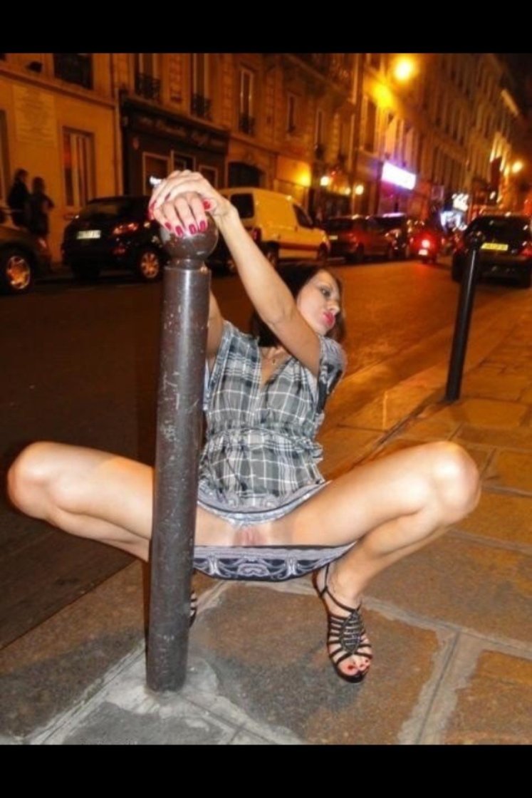 Без трусов в людном месте