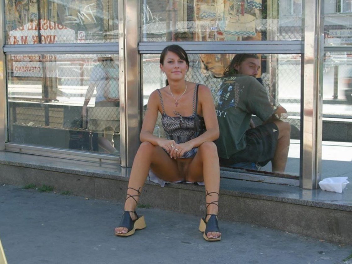 Девушки без трусов в общественных местах