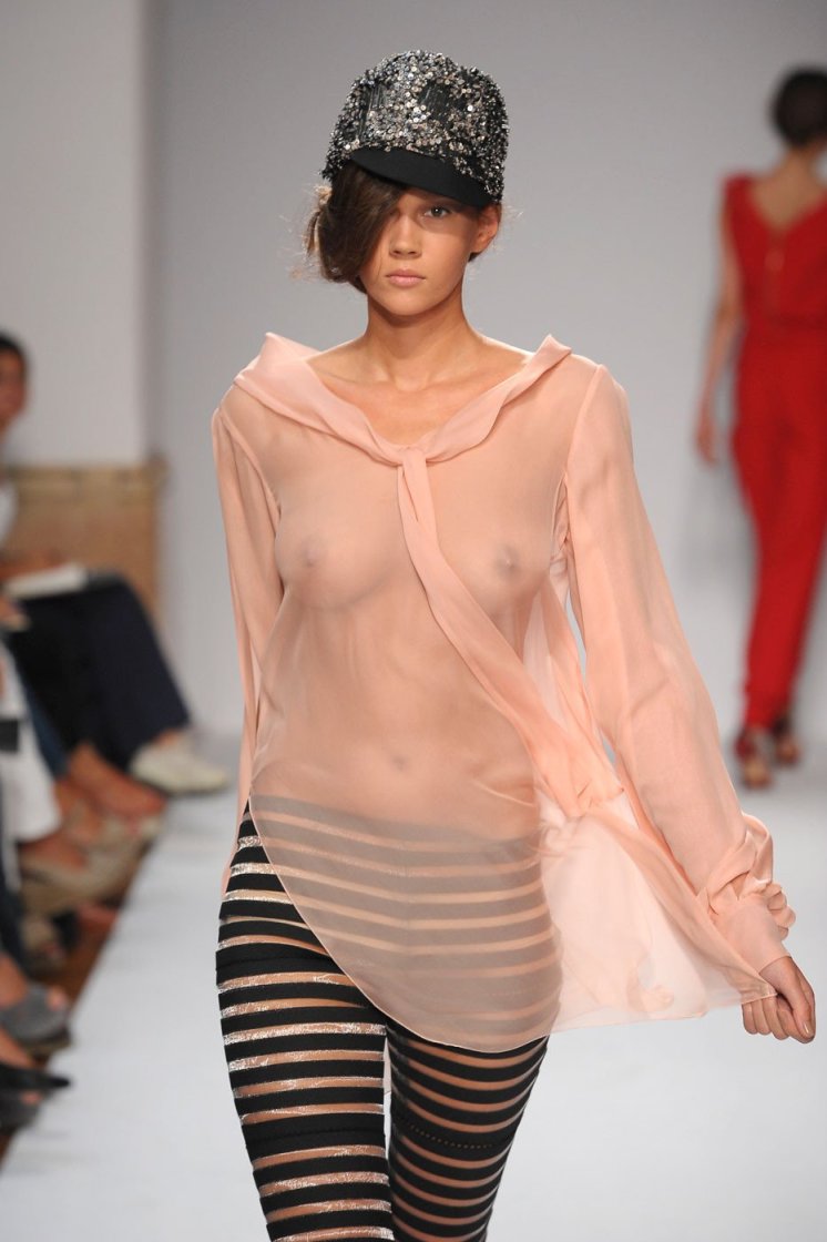 Эротический модный показ