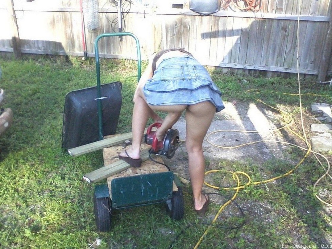 Зрелые бабы на огороде без трусов