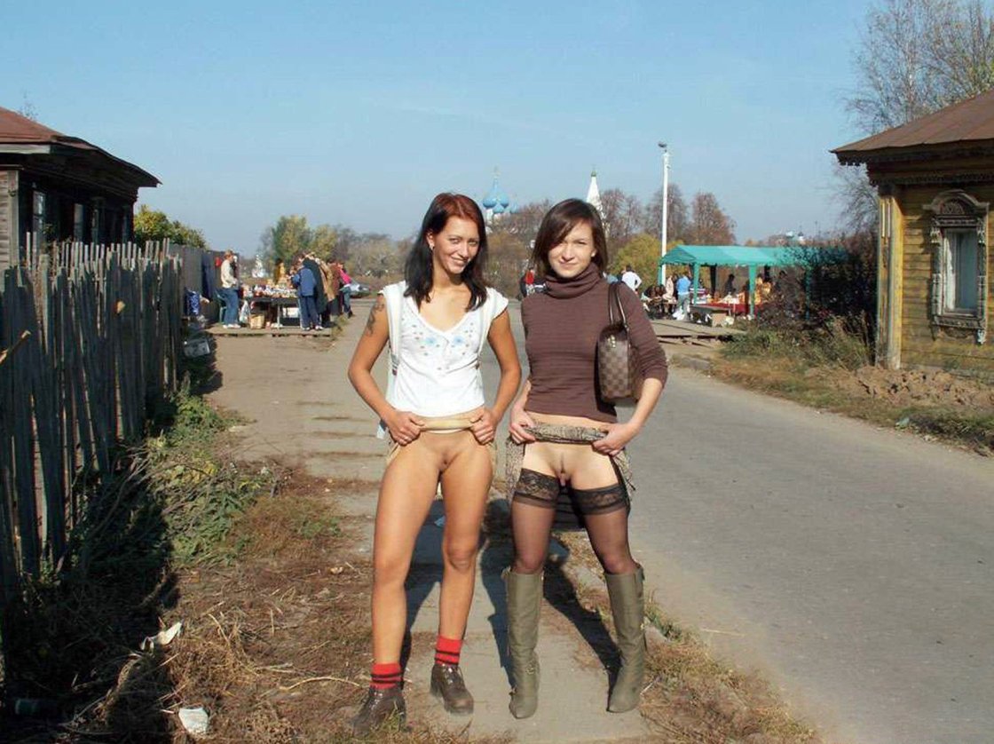 Деревенские девушки в трусиках и без