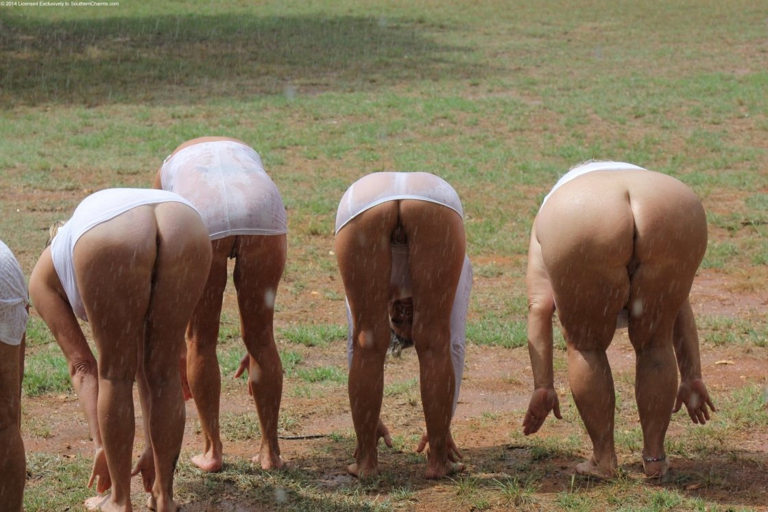 Волосатые в халате без трусов