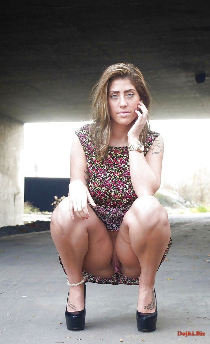 Зрелая волосатая на корточках