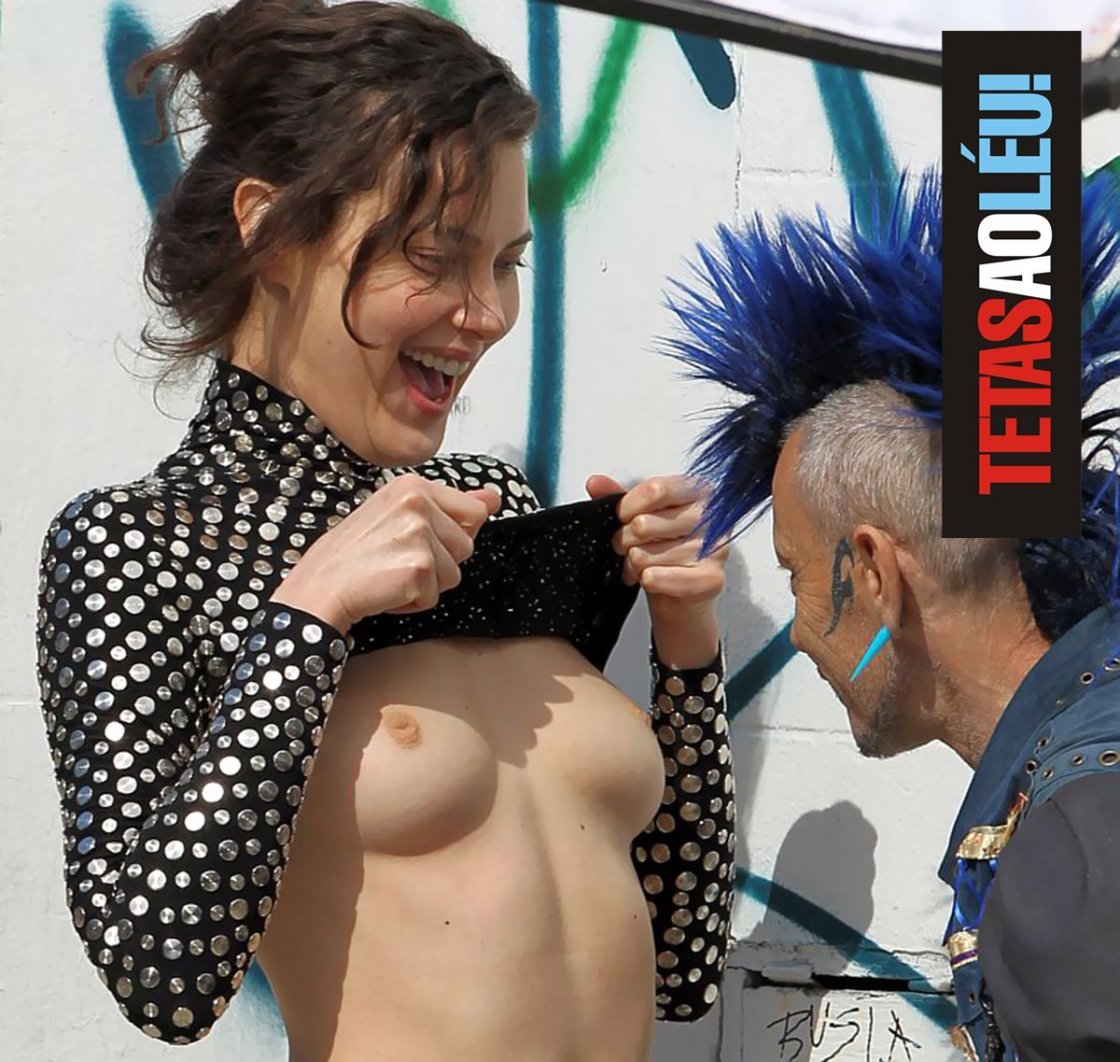 Случайно выпали сиськи