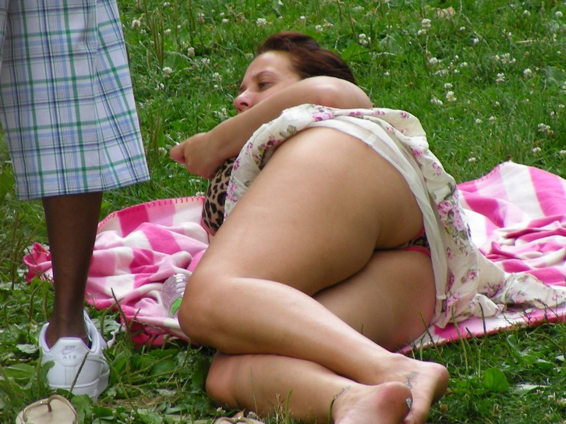 Под юбкой у зрелых на природе