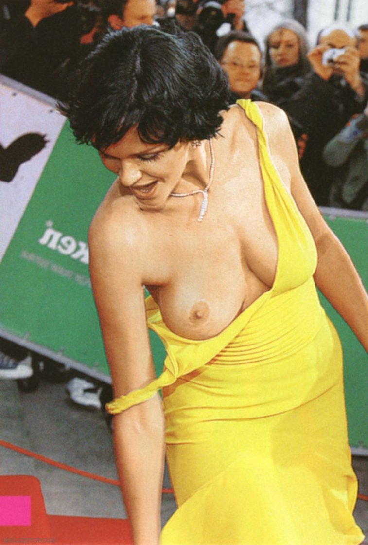 Анастасия Сланевская грудь оголила