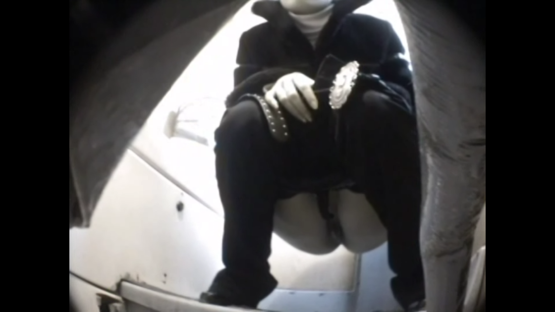 Голые девки в общественном туалете